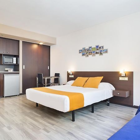 Ginosi Basics Centric Apartel Castelldefels Esterno foto