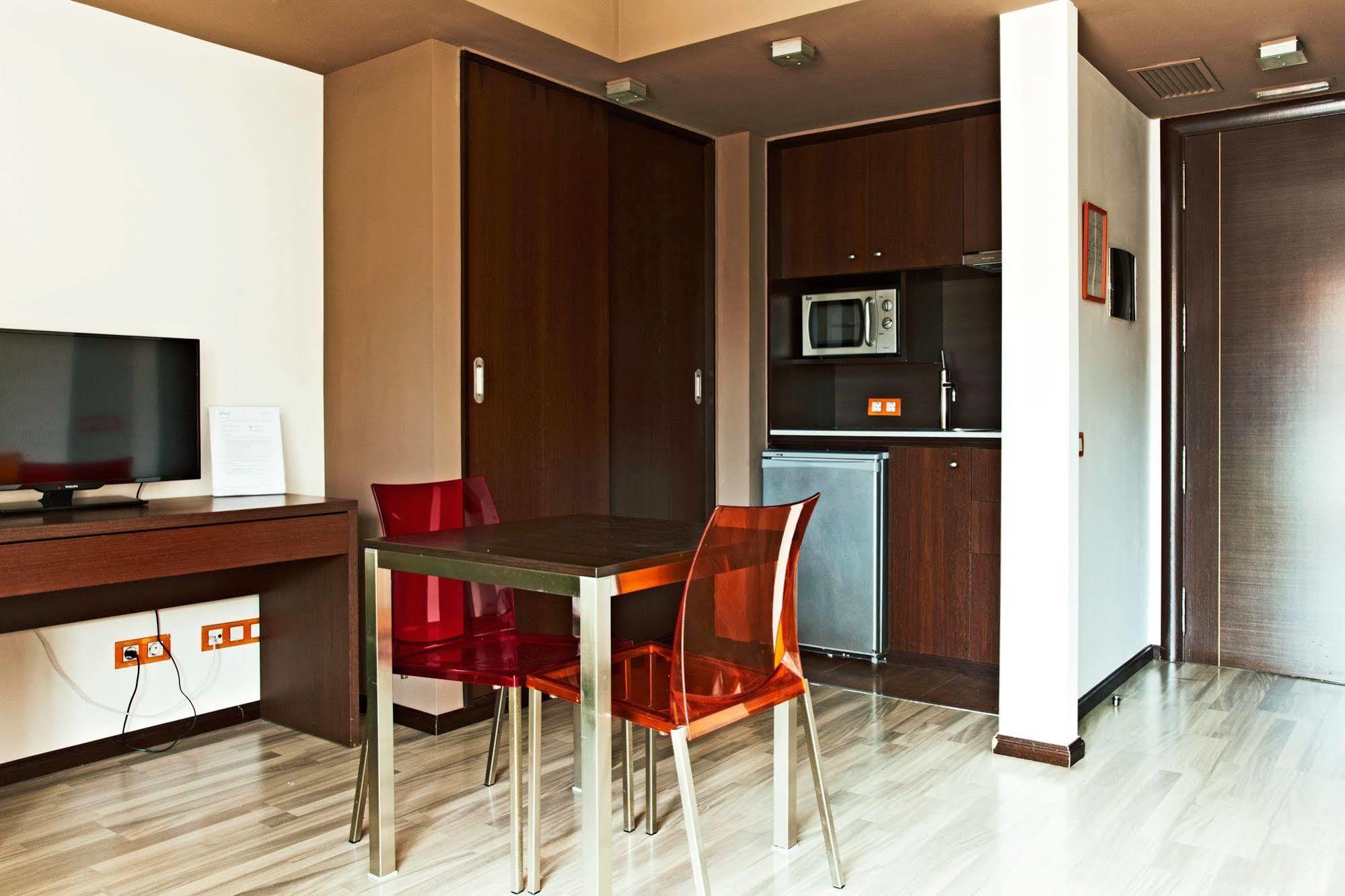 Ginosi Basics Centric Apartel Castelldefels Esterno foto