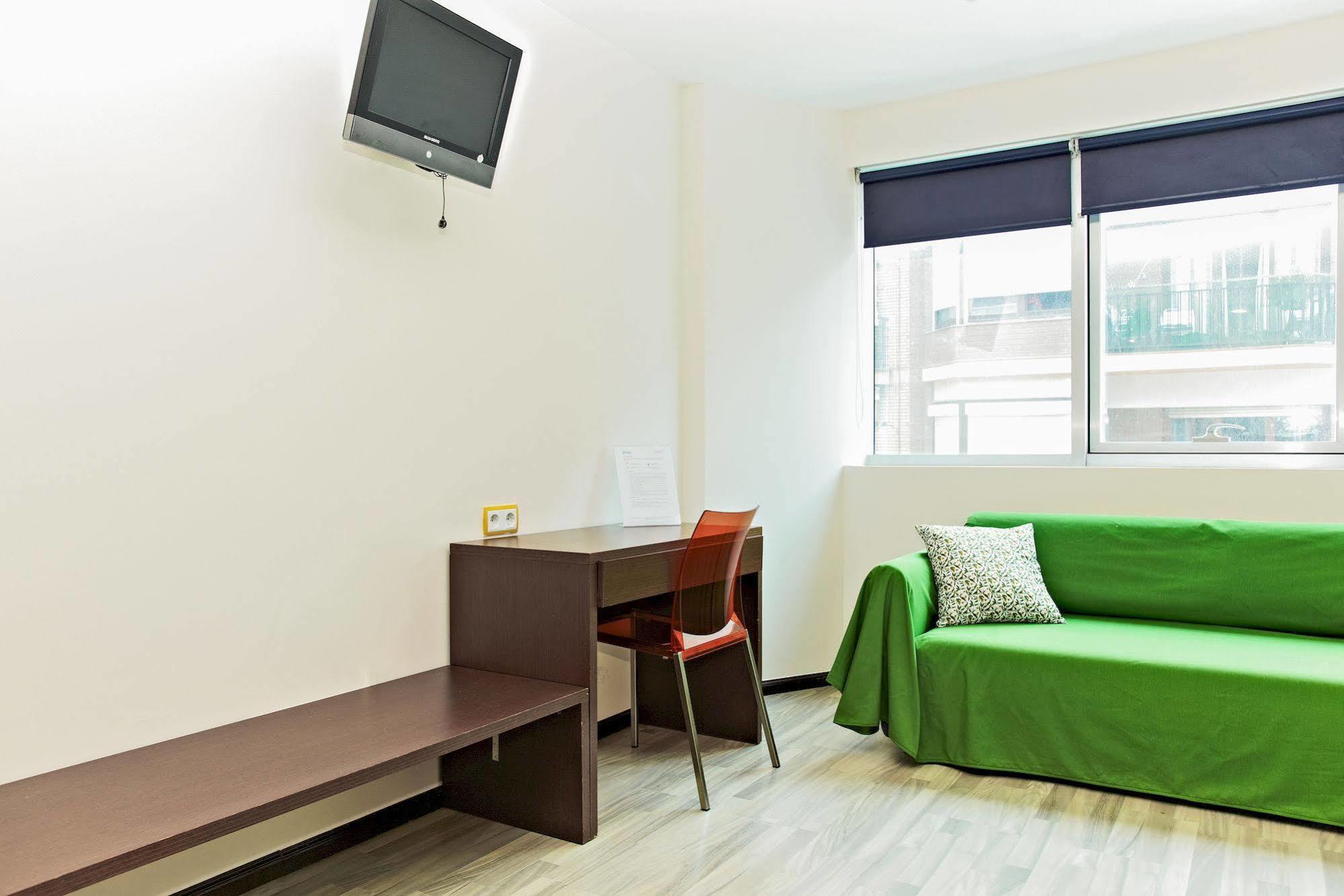 Ginosi Basics Centric Apartel Castelldefels Esterno foto