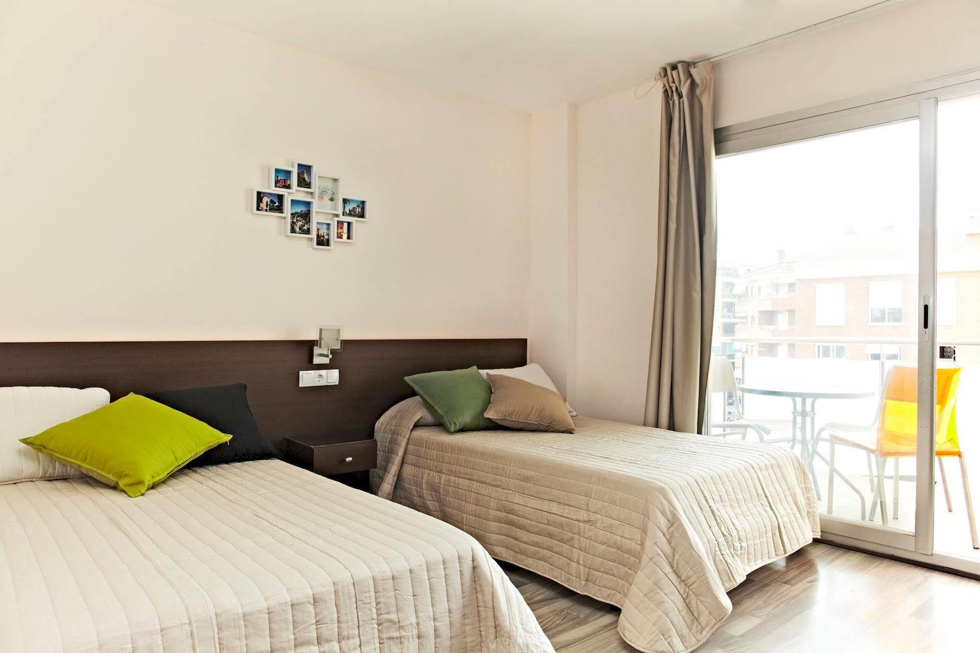 Ginosi Basics Centric Apartel Castelldefels Esterno foto