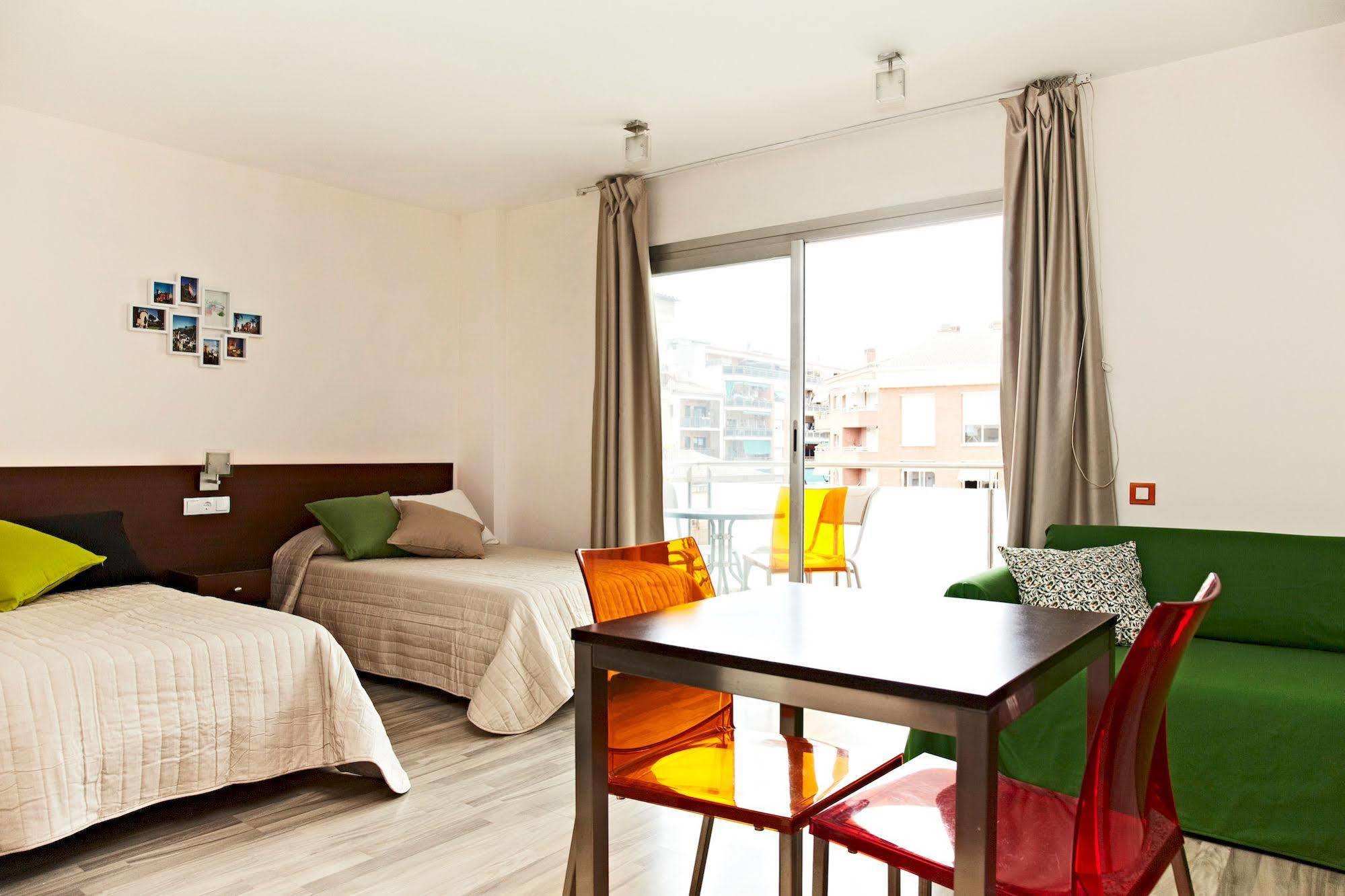 Ginosi Basics Centric Apartel Castelldefels Esterno foto