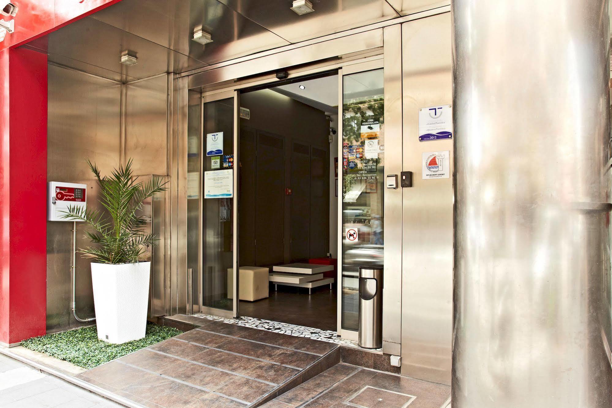 Ginosi Basics Centric Apartel Castelldefels Esterno foto